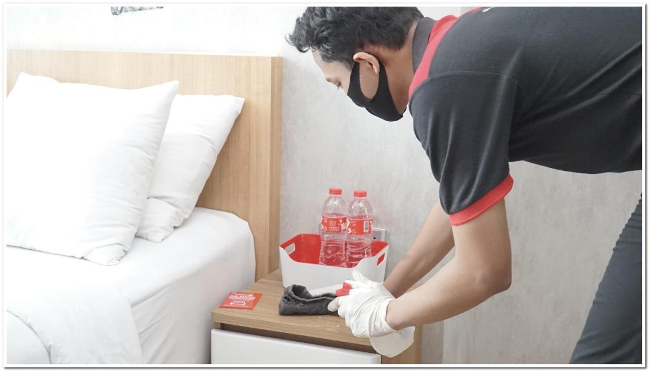 ג'קרטה Reddoorz Plus Near Dharmawangsa Square מראה חיצוני תמונה