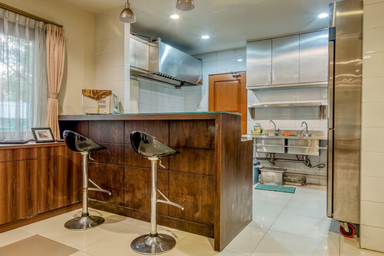 ג'קרטה Reddoorz Plus Near Dharmawangsa Square מראה חיצוני תמונה